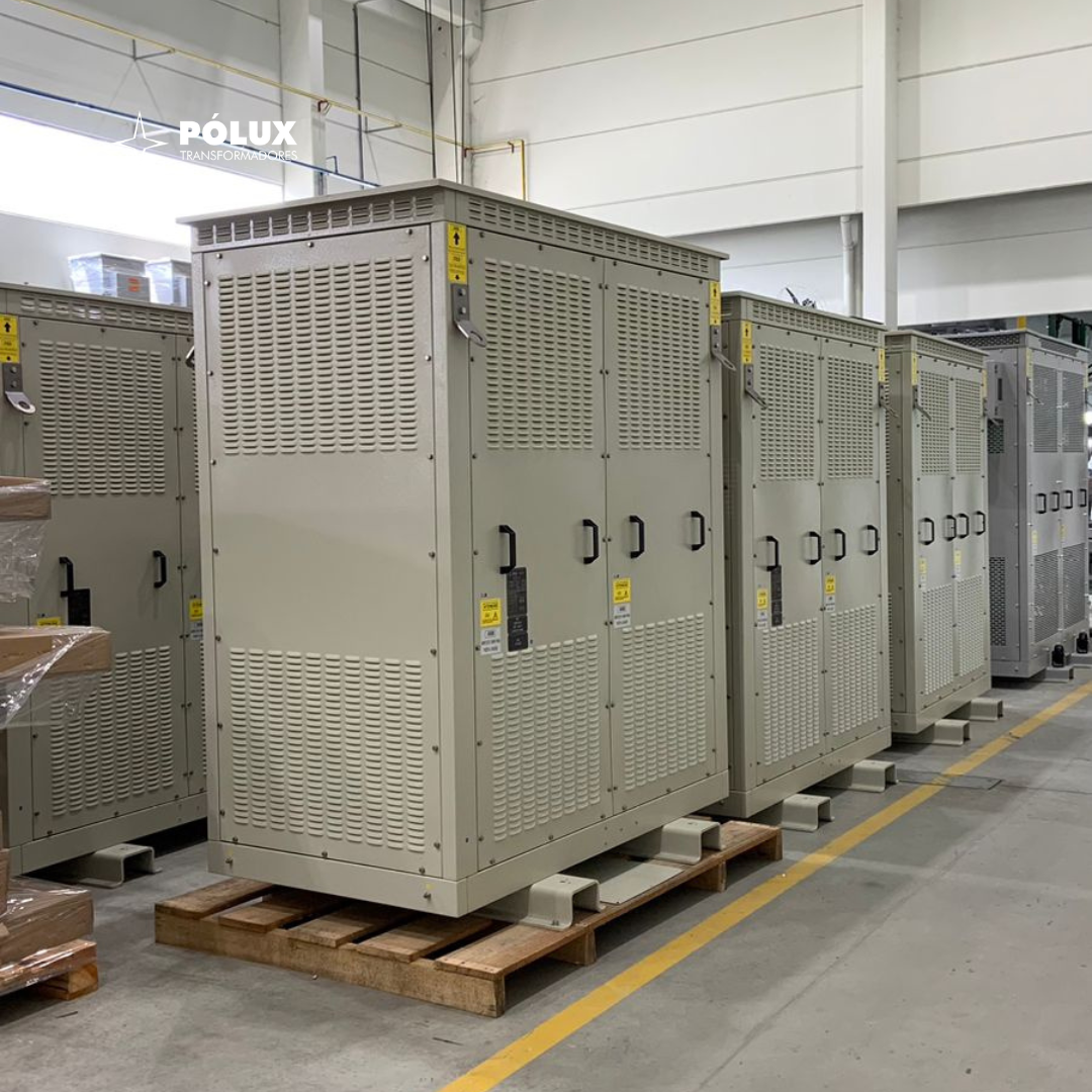 Como a escolha do transformador influencia a estabilidade de um Data Center?